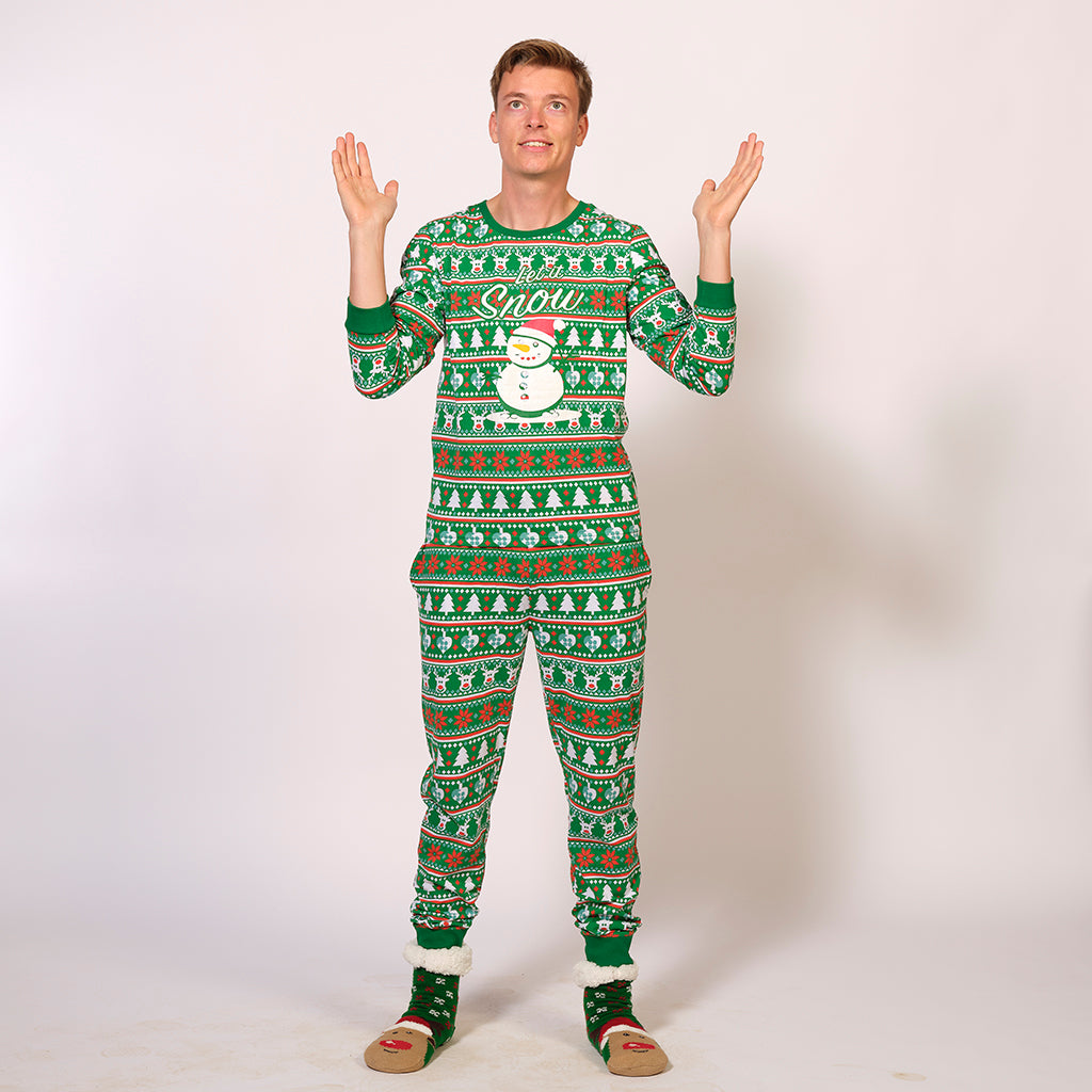 En mand poserer i en grøn julepyjamas.